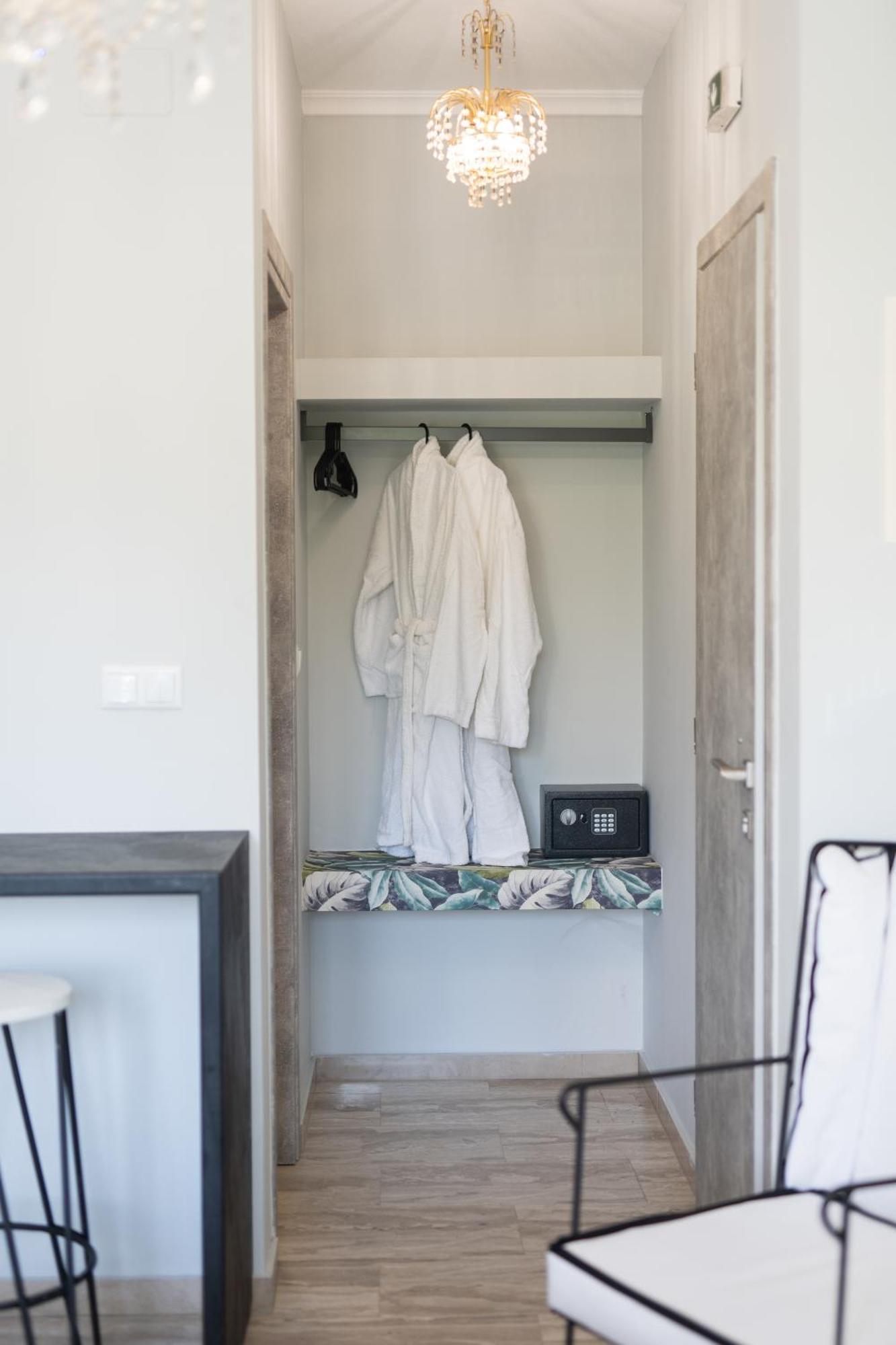 Glykanisos Suites Nea Peramos  Ngoại thất bức ảnh